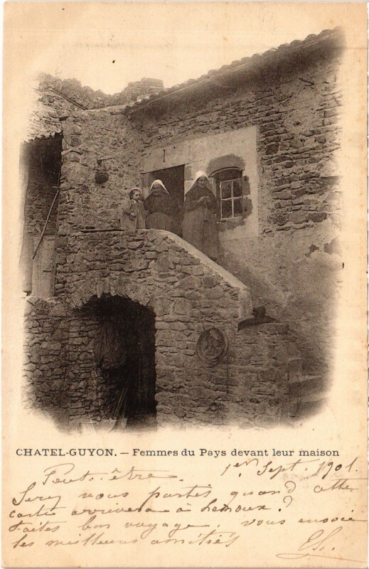 Carte postale ancienne Chatel-Guyon Femmes du Pays devant leur Maison