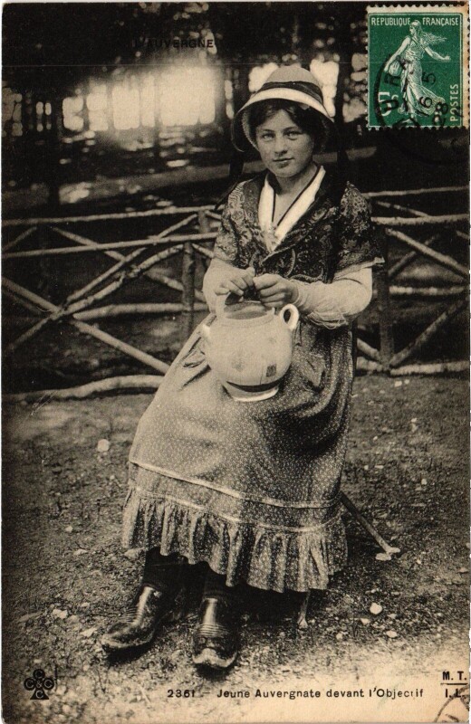 Carte postale ancienne Jeune Auvergnate devant l'Objectif