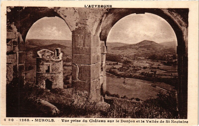 Carte postale ancienne Murol Murols - Vue prise du Chateau sur le Donjon à Murol