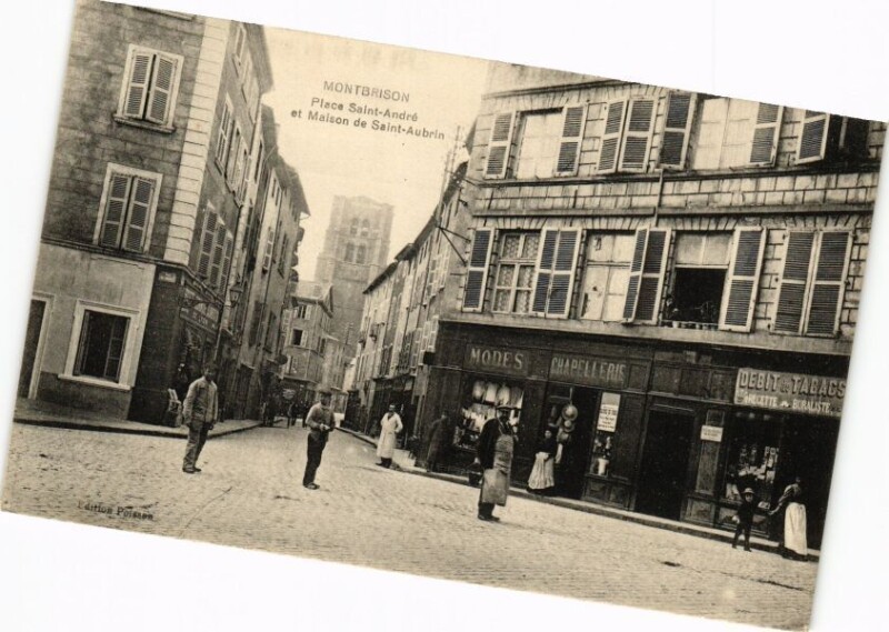 Carte postale ancienne Montbrison - Place Saint-Andre et Maison de Saint-Aubrin à Montbrison