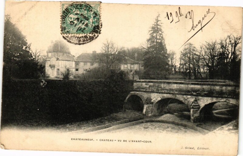 Carte postale ancienne Chateauneuf - Chateau - Vu de l'Avant-Cour à Châteauneuf