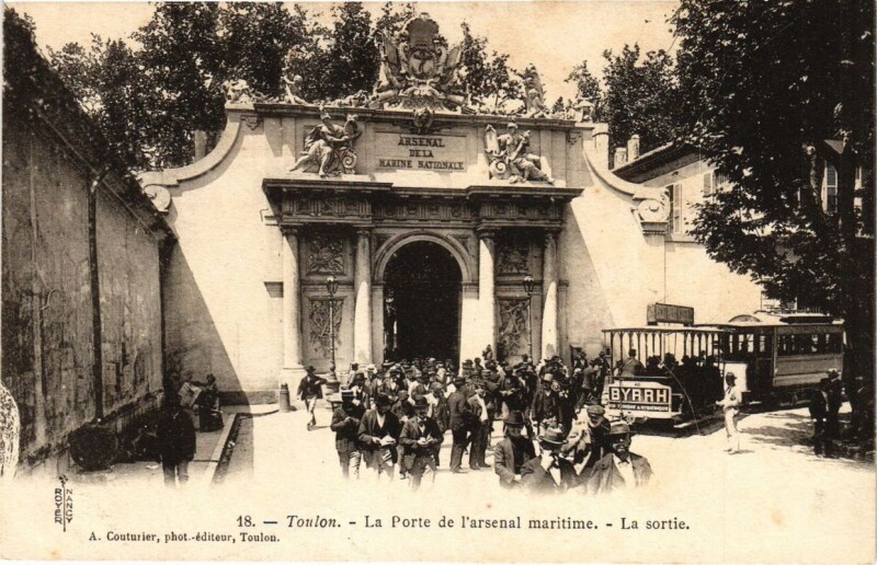 Carte postale ancienne Toulon La Porte de l'Arsenal Maritime-La sortie à Toulon