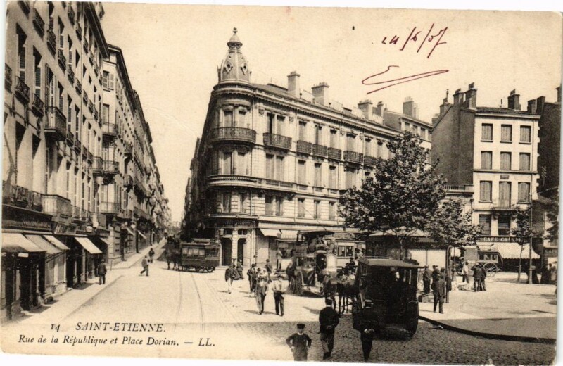 Carte postale ancienne Saint-Etienne-Rue de la République et Place Dorian