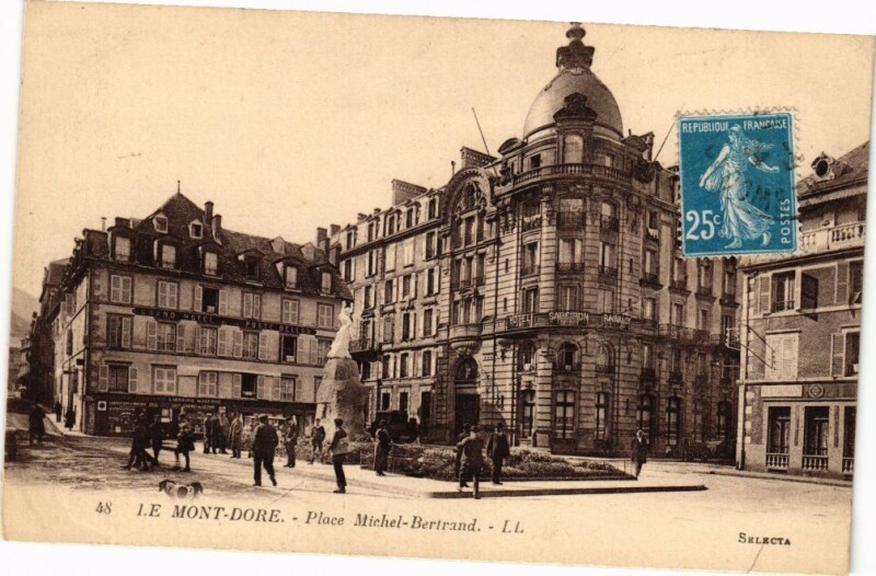Carte postale ancienne Le Mont-Dore - Place Michel-Bertrand à Mont-Dore