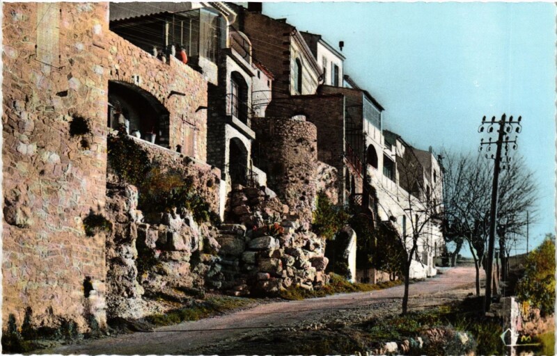 Carte postale ancienne Le Castellet - Montee du Village au Castellet