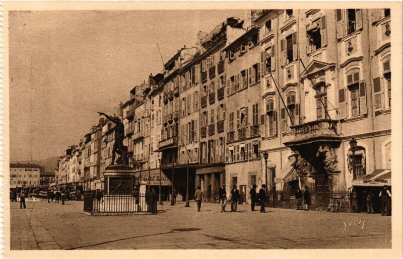 Carte postale ancienne Toulon Centre du Carré du Port-Statue du Génie à Toulon