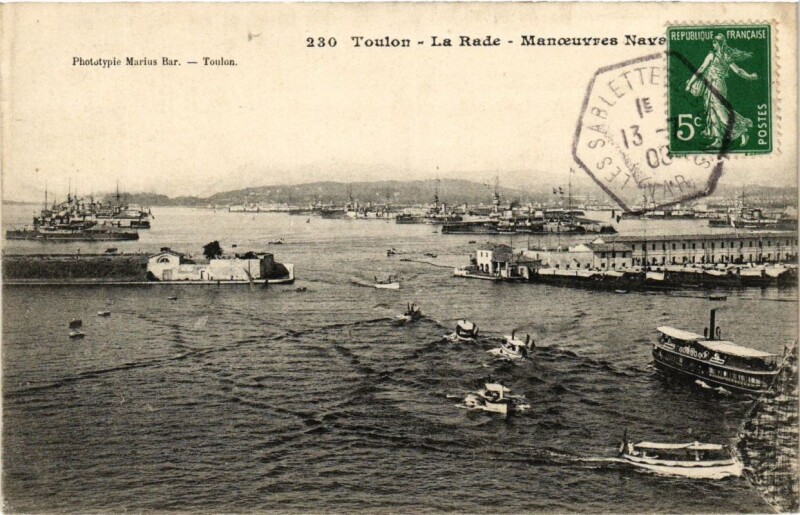 Carte postale ancienne Toulon La Rade-Manoeuvres Navales à Toulon