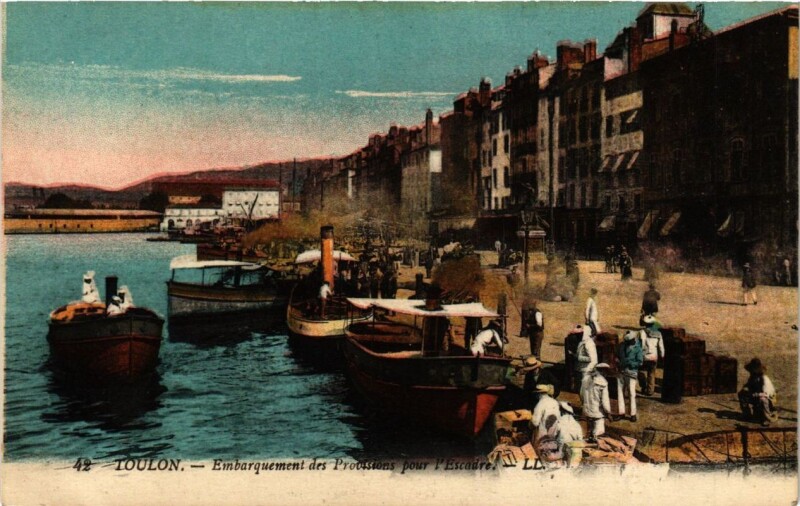 Carte postale ancienne Toulon Embarquement des Provisions pour l'Escadre à Toulon