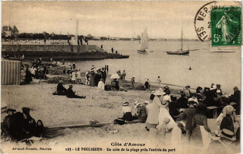 Carte postale ancienne Le Pouliguen - Un coin de la plage pres l'entrée du port au Pouliguen
