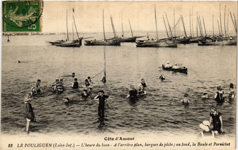 Carte postale ancienne Le Pouliguen - L'heure du bain. A l'arriere plan . au Pouliguen