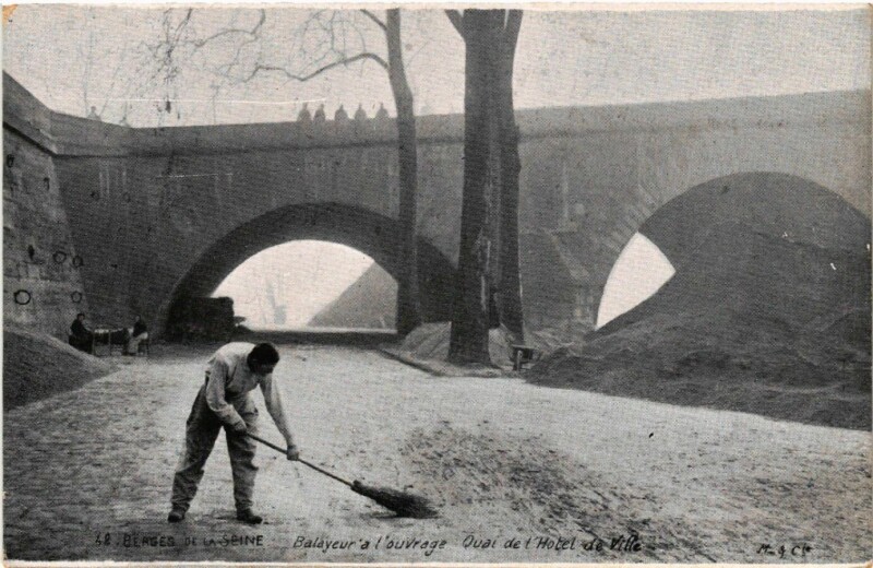 Carte postale ancienne Paris 4e Balayeur a l'ouvrage.Quai de Hotel de Ville à Paris 4e