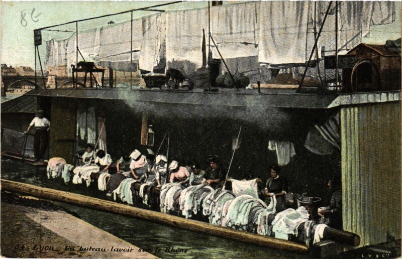Carte postale ancienne Lyon - Un bateau lavoir sur le Rhone à Lyon