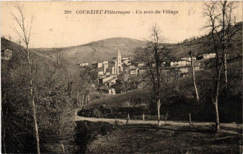 Carte postale ancienne Courzieu Un coin du village à Courzieu