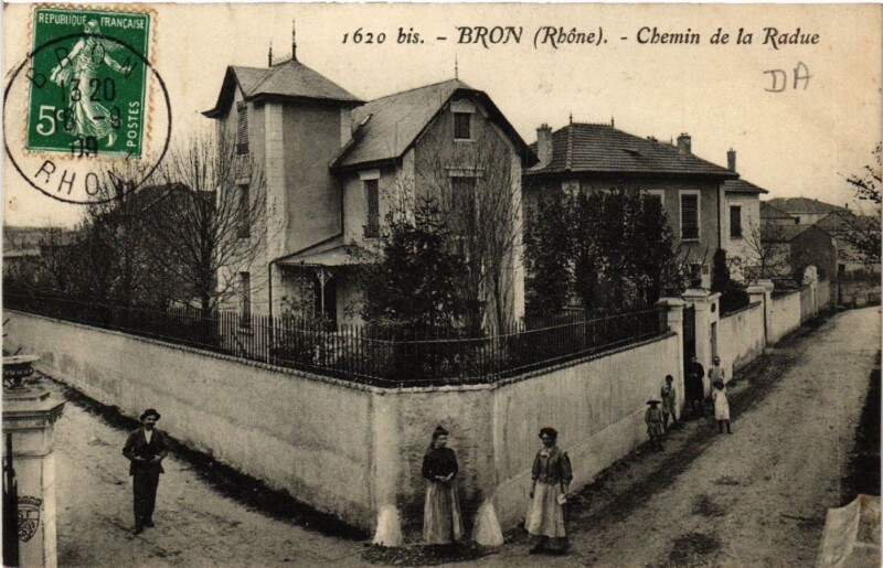 Carte postale ancienne Bron Chemin de la Radue