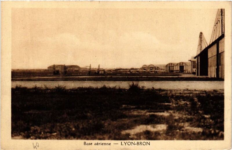 Carte postale ancienne Lyon-Bron Base aerienne