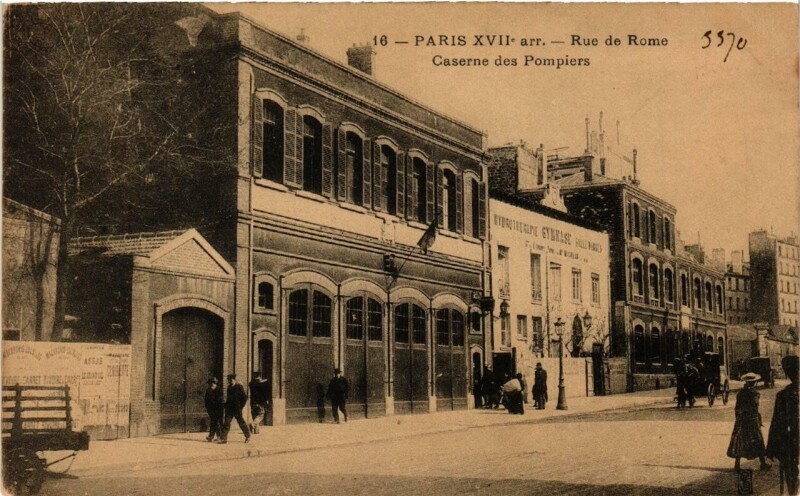 Carte postale ancienne Rue de Rome - Caserne des Pompiers à Paris 17e