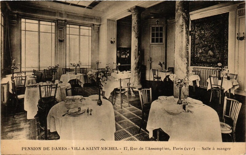Carte postale ancienne Pension de Dames - Villa Saint-Michel - Rue de l'Assomption - Salle à manger à Paris 16e