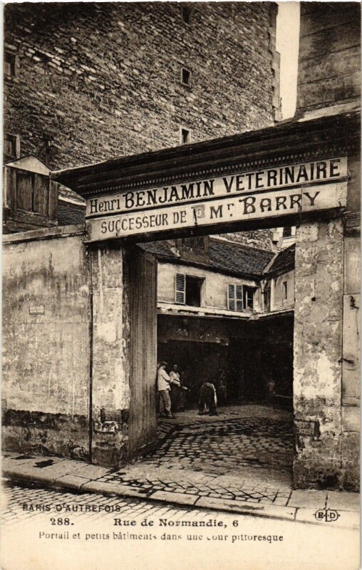 Carte postale ancienne Paris (3e) 6, Rue de Normandie. Portail et petits batiments à Paris 3e