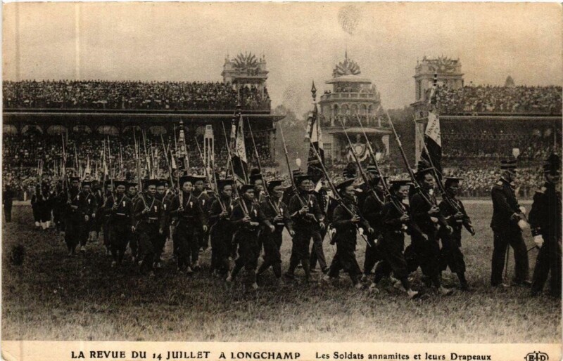 Carte postale ancienne La revue du 14 juillet à Longchamp - Les Soldats annamites et leurs Drapeaux à Paris 16e