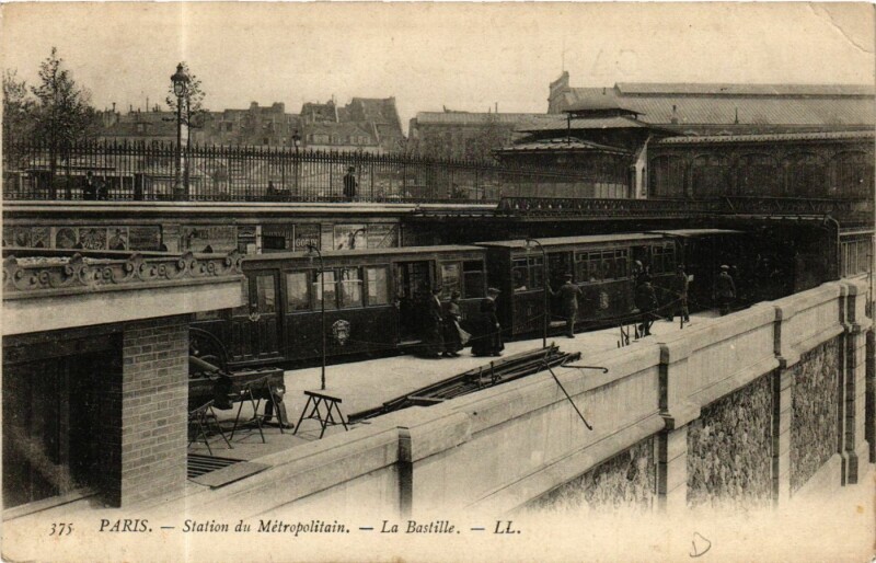 Carte postale ancienne Paris 4e Station du Metropolitain La Bastille à Paris 4e