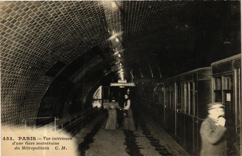 Carte postale ancienne Vue Intérieure d'une gare souterraine du Métropolitain à Paris