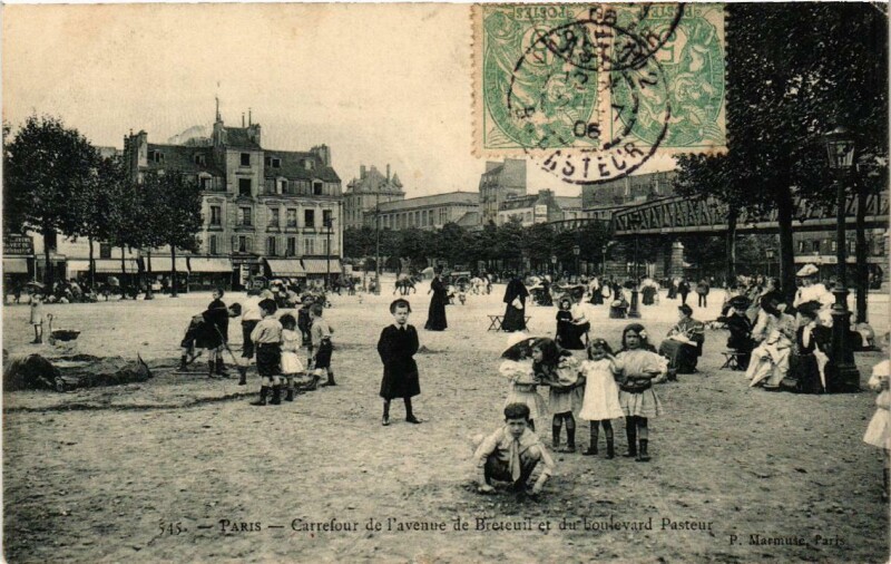 Carte postale ancienne Carrefour de l'Avenue de Breteuil et du Boulevard Pasteur à Paris 15e