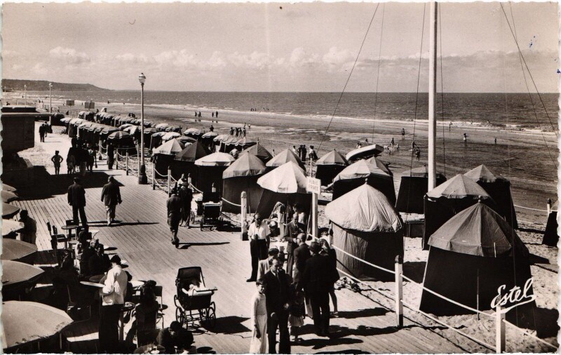 Carte postale ancienne Deauville La Plage et les Planches à Deauville