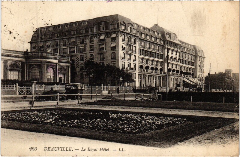 Carte postale ancienne Deauville Le Royal Hotel à Deauville