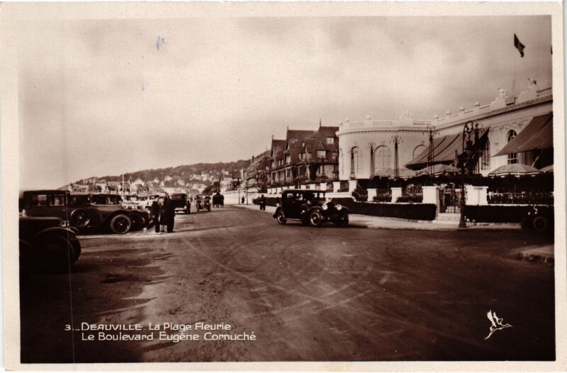 Carte postale ancienne Deauville Le Boulevard Eugene Cornuche à Deauville