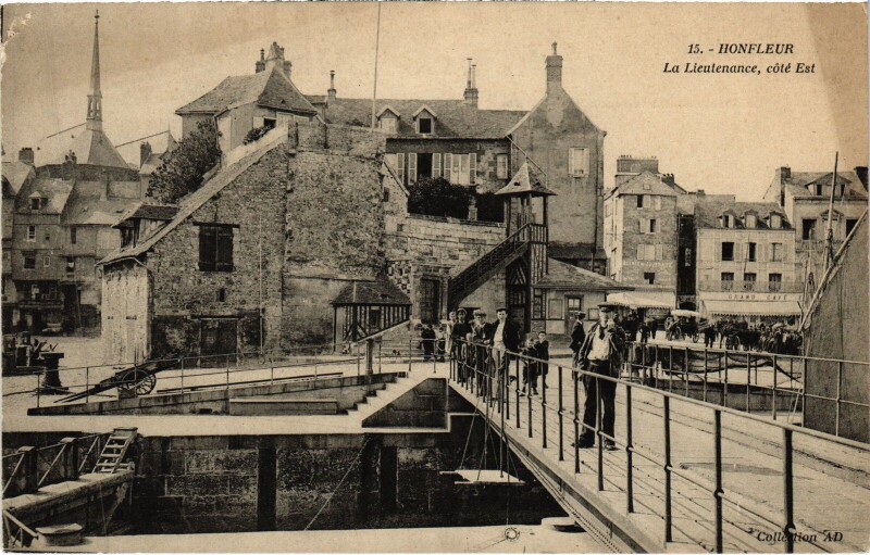 Carte postale ancienne Honfleur La Lieutenance - Cote Est à Honfleur