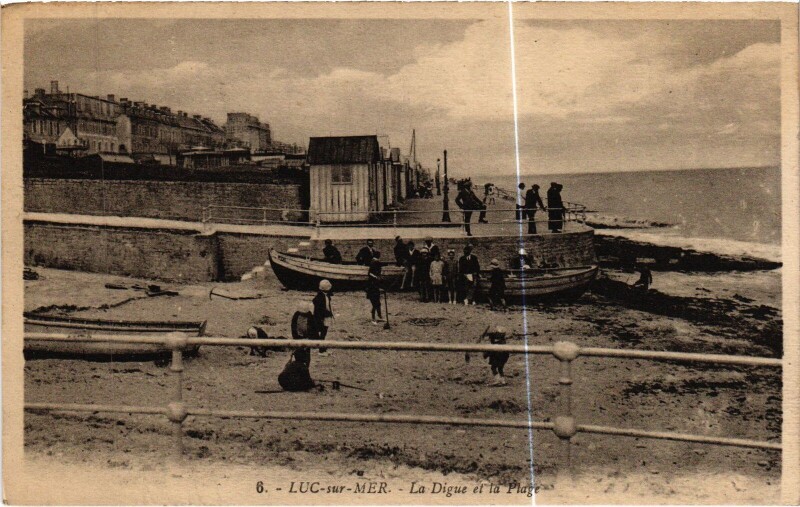 Carte postale ancienne Luc-sur-Mer La Digue et la Plage à Luc-sur-Mer