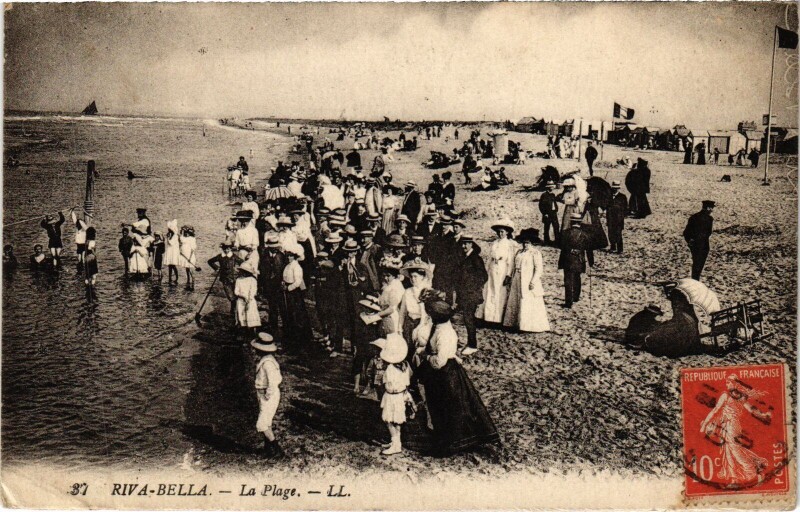 Carte postale ancienne Ouistreham Riva Bella - La Plage à Ouistreham