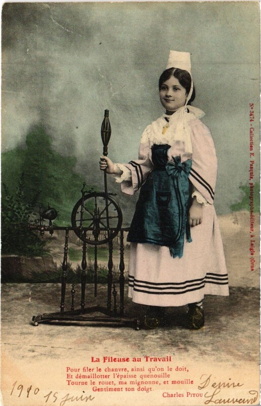 Carte postale ancienne La Fileuse au Travail