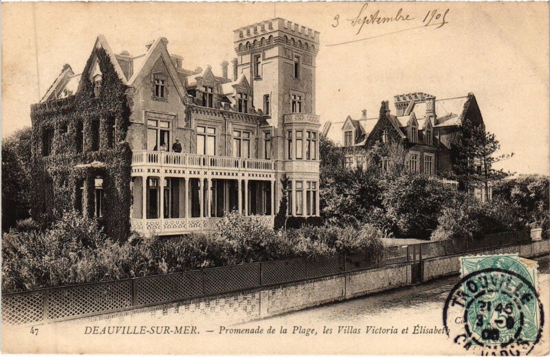 Carte postale ancienne Deauville Promenade de la Plage - Villas Victoria et Elisabeth à Deauville
