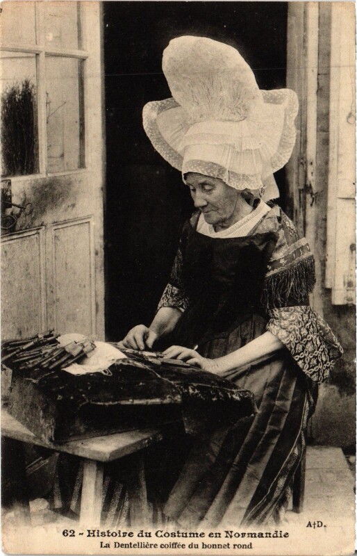 Carte postale ancienne La Dentelliere Coiffee du Bonnet Rond