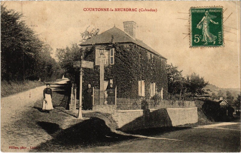 Carte postale ancienne Courtonne-la-Meurdrac Village Scene à Courtonne-la-Meurdrac