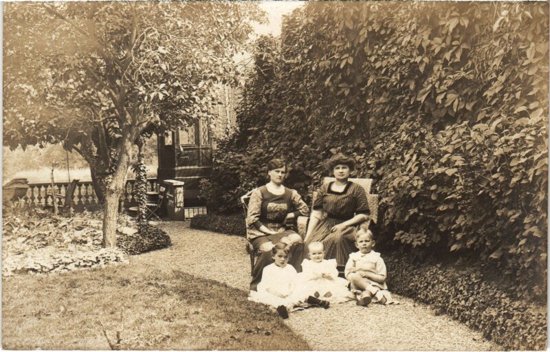 Carte postale ancienne Mothers with Their Babies - Photo Postcard