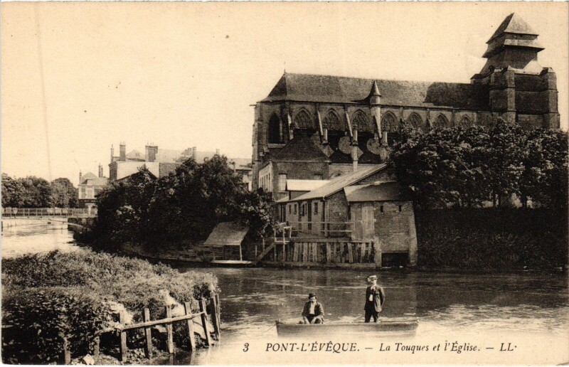 Carte postale ancienne Pont-l'Eveque Le Touques et l'Eglise à Touques