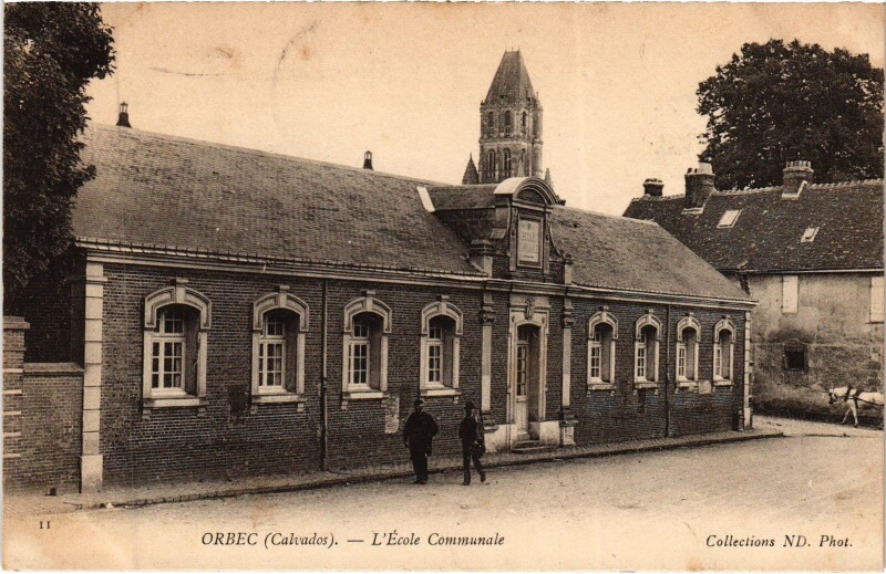 Carte postale ancienne Orbec L'Ecole Communale à Orbec