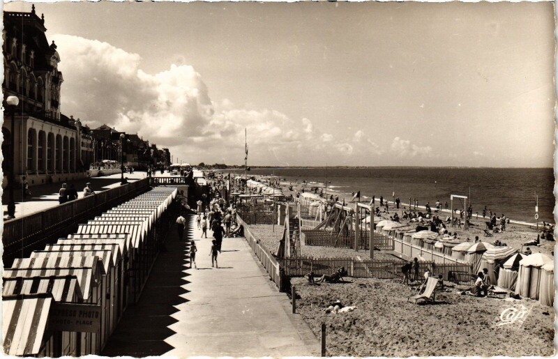 Carte postale ancienne Cabourg Le Plage à Cabourg