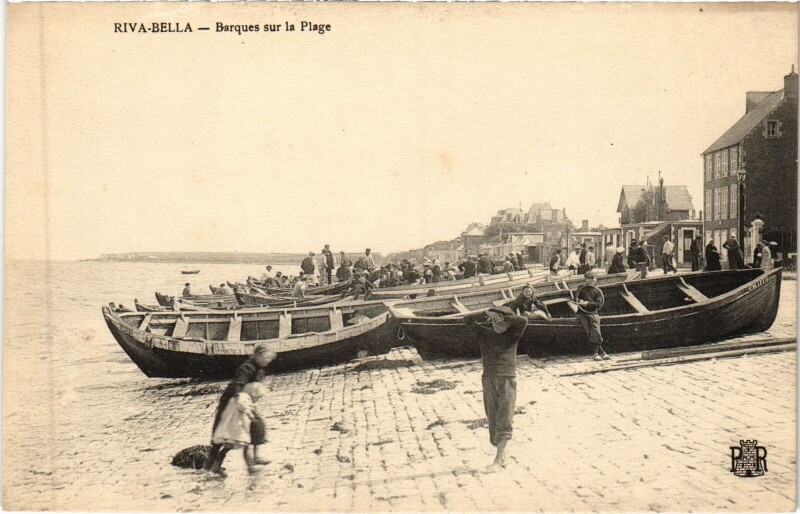 Carte postale ancienne Ouistreham Riva-Bella - Barques sur la Plage à Ouistreham