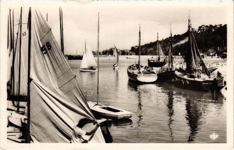 Carte postale ancienne Houlgate Bateaux a Voile Prenant la Mer à Houlgate