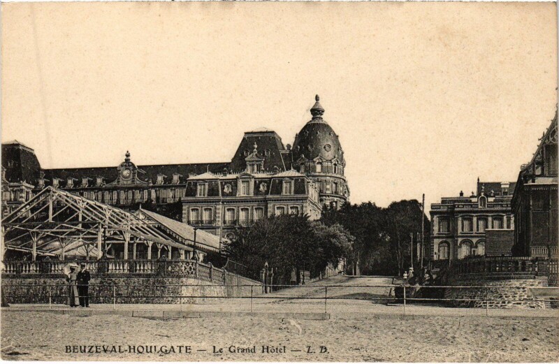 Carte postale ancienne Houlgate Beuzeval - Le Grand Hotel à Houlgate