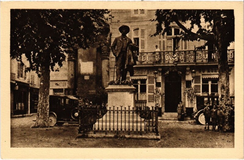 Carte postale ancienne Arles Place du Forum - La Poete Mistral à Arles