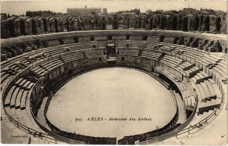 Carte postale ancienne Arles Interieur des Arenes à Arles