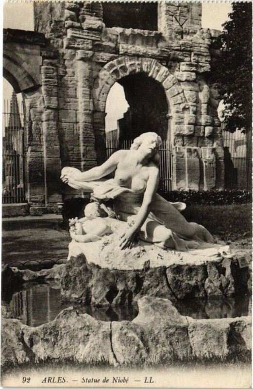 Carte postale ancienne Arles Statue de Niobe à Arles