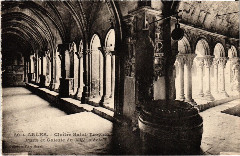 Carte postale ancienne Arles Cloitre Saint-Trophime - Puits et Galerie à Arles