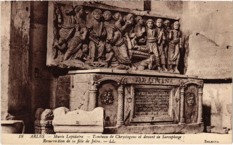 Carte postale ancienne Arles Musee Lapidaire - Tombeau de Chrystogone à Arles