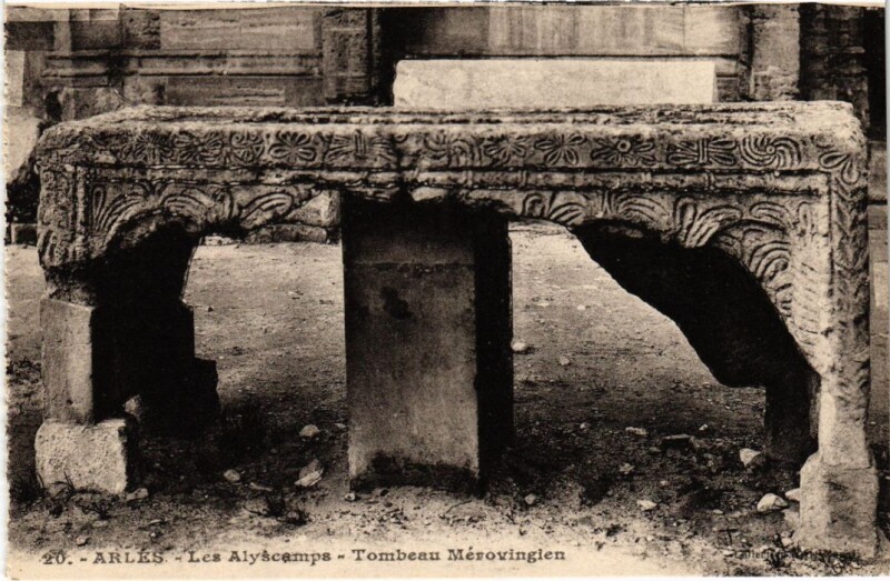 Carte postale ancienne Arles Les Alyscamps - Tombeau Merovingien à Arles