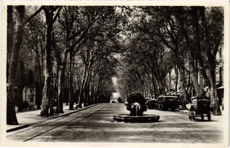 Carte postale ancienne Aix-en-Provence Le Cours Mirabeau à Aix-en-Provence